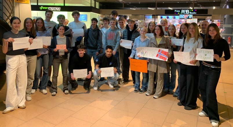 Welcome at the airport 2