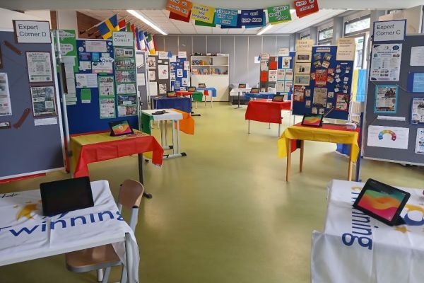 Internationale Ausstellung bildet den Abschluss des eTwinning- und Erasmus+-Projekts „One World, Many Voices“