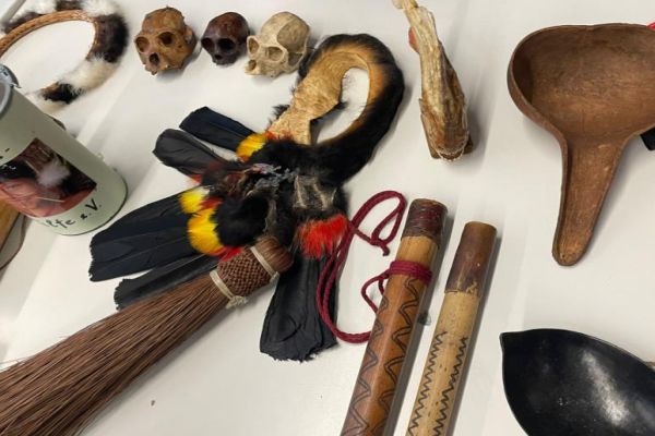 Von der Aula in den Regenwald – Vortrag über die Yanomami von Christina Haverkamp an der JBS