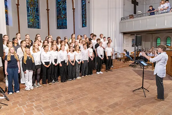 der große Chor singt in der Kirche