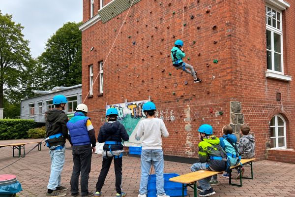 Klettern statt Floßbau – ein Tag voller Teamwork mit dem 7. Jahrgang