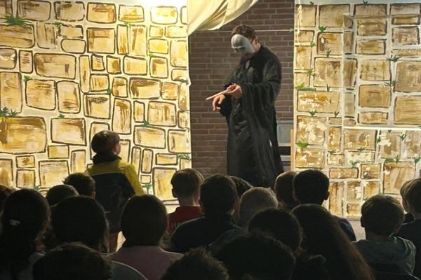 Englisches Theater live at the JBS mit interaktiven Aufführungen und bekannten Figuren